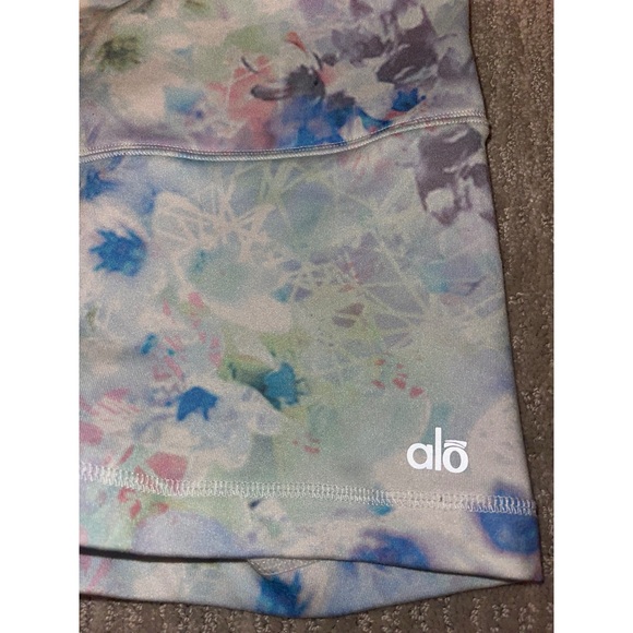 Alo Yoga Shorts. Size Small. - Picture 2 of 4